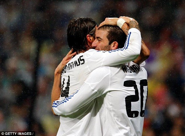 Sergio_Ramos_left_and_Gonzalo_Higuain_right