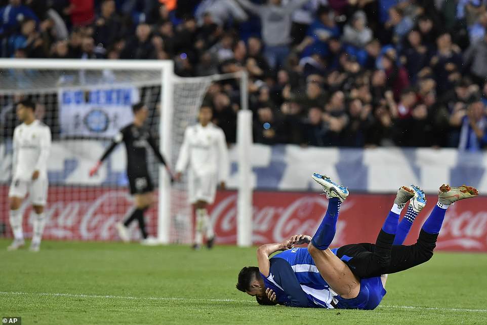 2018-10-06-The_Alaves_players_couldn_t_believe_their_luck_after_scoring.jpg